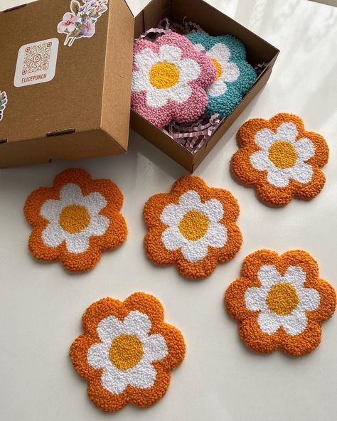 Lots of daisies arrived. When we use it under our glasses while drinking coffee, our tables are not damaged and it adds a cheerful atmosphere to the environment. Added to the link in profile. Don’t miss the discount. #punch #punchneedle #punchneedleart #punchaksesuar #bardakaltligi #coaster #coasters #mugrug #mugrugs #etsyseller Punchneedle Coasters, Punch Needle Ideas Projects, Punch Coaster, Punch Needle Coasters, Punch Needling, Punch Embroidery, Cute Coasters, Pink Punch, Y2k Cute