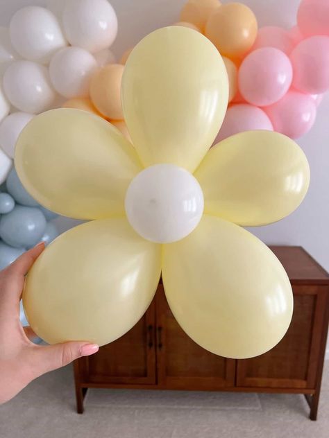 Make a fun flower balloon to add to your arch or backdrop! This simple tutorial will walk you through how to make a balloon daisy. Diy Bunny Balloon, Birthday Hacks, Balloon Clouds, Balloon Pump, Balloon Flowers, Girl Birthday Party, Balloon Arch, Easter Recipes, Flower Shape