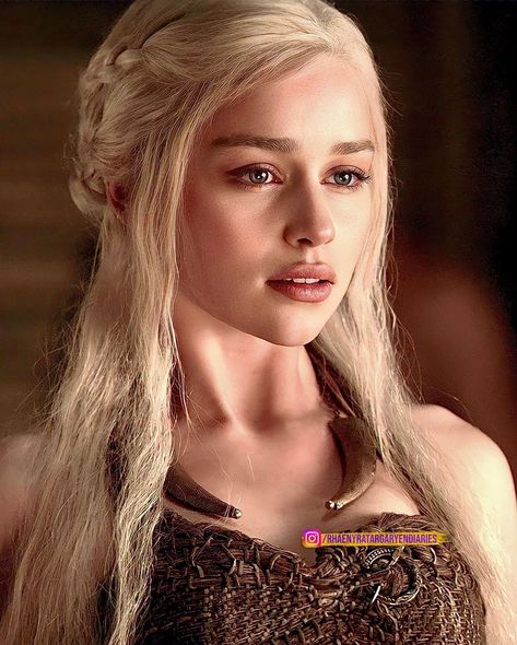 Emillia Clark, Daenerys Targaryen Icons, Daena Targaryen, Emilia Clarke Daenerys Targaryen, Game Of Throne Daenerys, Targaryen Aesthetic, Gra O Tron, Mother Of Dragons, Emilia Clarke