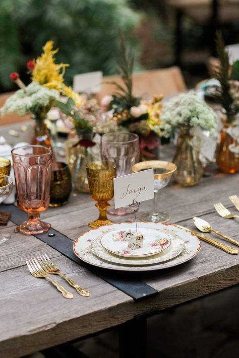 Bohemian Set Up Party, Table Settings Outdoor Garden Parties, Wedding Table Eclectic, Autumn Tea Party Ideas, Cottage Core Wedding Table, Cottage Core Themed Wedding, Fall Garden Wedding Decor, Fall Garden Tea Party, Backyard Wedding Table Settings