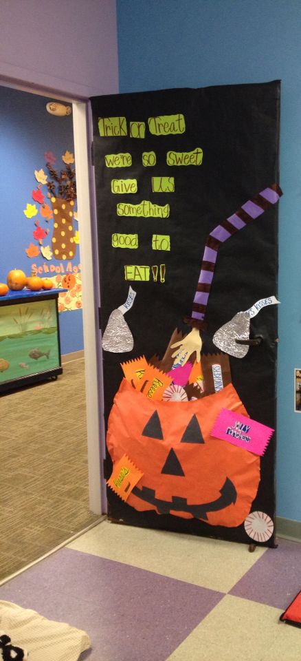 Halloween Candy Door Decorations, Trick Or Treat Door Decorations, Trick Or Treat Bulletin Board Ideas, Door Decorations Classroom Halloween, Halloween Door Decorations Contest, Preschool Door Decorations, Halloween Door Decorations Classroom, Halloween Classroom Door, Preschool Door