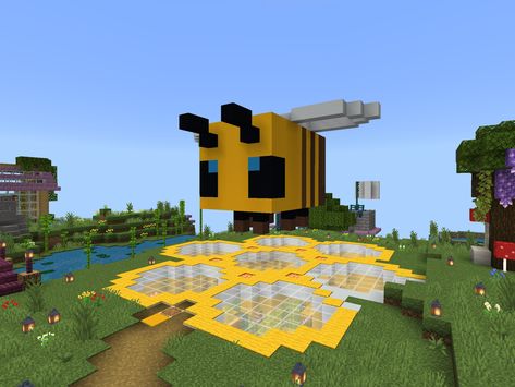 Minecraft Bee Nest Ideas, Minecraft Building Ideas Bee House, Aesthetic Minecraft Bee Sanctuary, Minecraft Bee Shop, Minecraft Bee Statue, Honey Shop Minecraft, Minecraft Bee Sanctuary Ideas, Minecraft Bee Aesthetic, Minecraft Honeycomb Build