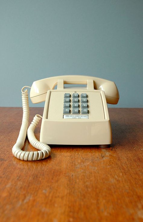 Psalm 50, Retro Things, Telephone Vintage, Vintage Phones, Vintage Telephone, Chit Chat, Old Phone, Vintage Memory, Antique Table