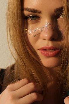 Creative Portrait Photography Poses, Poses Ideas Photoshoot, Glitter No Rosto, Photoshoot Poses Ideas, Photoshoot Concepts Creative, Photo Shoot Poses, Coachella Makeup, Poses Photoshoot, Festival Make Up