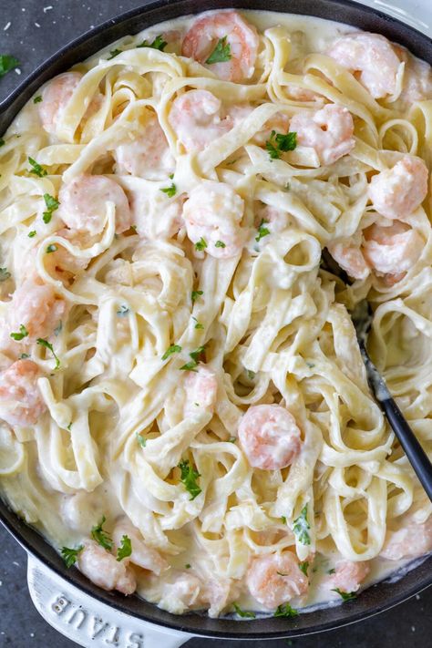 Shrimp Fettuccine Alfredo Recipe (30 Minutes) - Momsdish Classico Alfredo Sauce, Alfredo Sauce Recipes, Fettuccine Alfredo Sauce, Garden Soup, Shrimp Fettuccine Alfredo, Shrimp Fettuccine, Recipes Shrimp, Fettuccine Alfredo Recipes, Alfredo Sauce Recipe