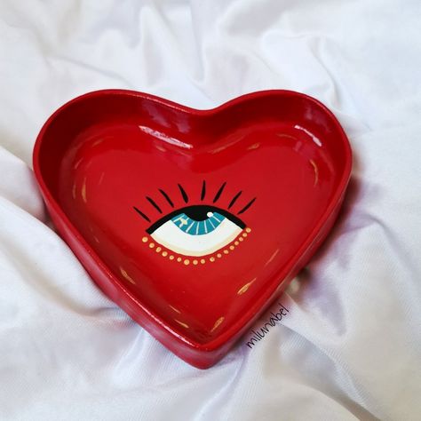 Joyero en forma de corazón color rojo con un ojo al medio, esta hecho de arcilla secado al aire Alajeros Ideas, Heart Pottery Painting, Ideas Con Ceramica, Ceramica Artesanal Ideas, Clay Designs Ideas, Clay Art Painting, Ceramic Pottery Art Ideas, Clay Painting Ideas, Ideas Arcilla