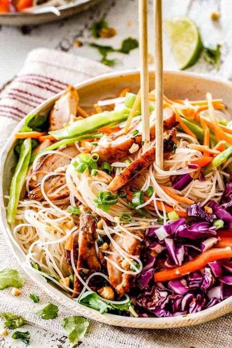 8 Of The Healthiest Noodle Bowl Recipes To Spice Up Your Life Noodle Bowl Recipes, Vietnamese Recipes Chicken, Shred 10, Vietnamese Salad, Easy Vietnamese Recipes, Noodle Bowls Recipes, Lemongrass Chicken, Recipes To Try At Home, Healthy Noodles