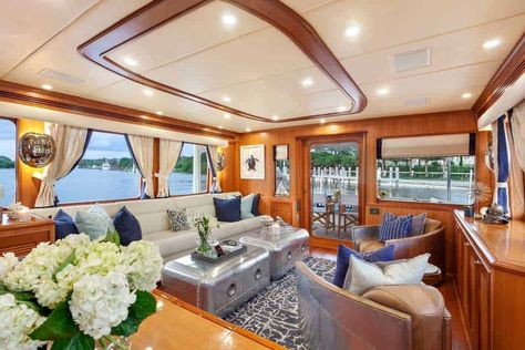 Vintage Yacht Interior, Small Boat Interior, Yacht Interior Decor, Beach Style Living Room, Yacht Aesthetic, Luxury Yacht Interior, Boat Interior Design, Yacht Interior Design, Small Yachts