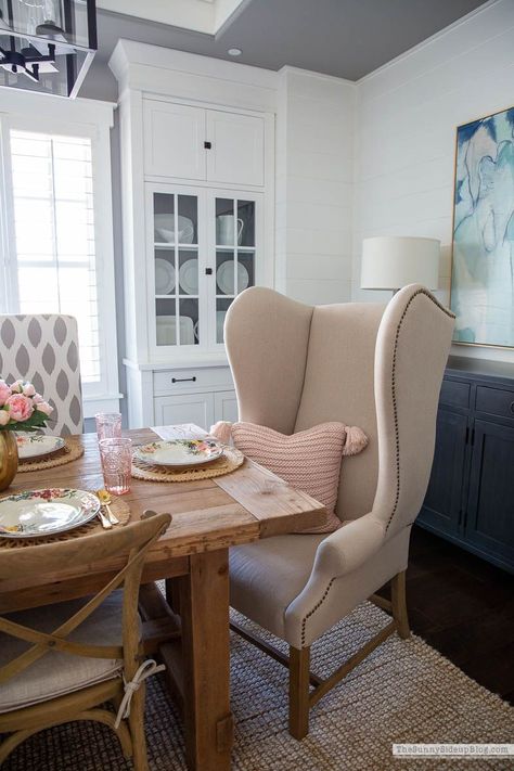 Dining Room Chairs Diy, Wingback Dining Chair, Living Room Mantel, Wingback Chairs, Mirror Dining Room, Summer Dining, Farmhouse Style House Plans, Pretty Tables, Table Set Up