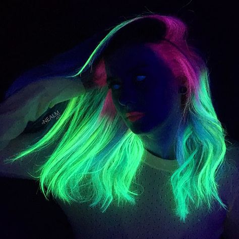 People Are Loving This New Glow-In-The-Dark Hair Trend Neon Hair Color, Exotic Hair Color, Exotic Hairstyles, Granny Hair, Glow Hair, New Hair Trends, Colour Hair, Cute Hair Colors, Rainbow Hair Color