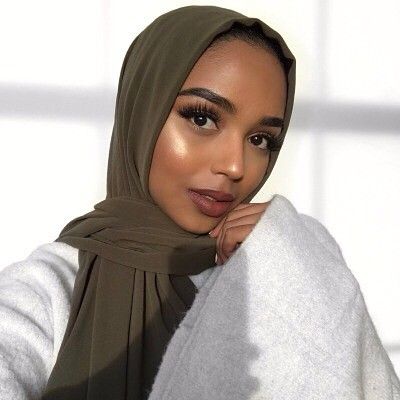 353.8k Followers, 179 Following, 2,054 Posts - See Instagram photos and videos from Muslimah Apparel Things (@muslimahapparelthings) Shahd Batal, Arabic Women, Hijab Colors, Hijab Beauty, Veiled Woman, Hijab Trends, Beauty Vlogger, Muslim Women Fashion, Beautiful Muslim Women