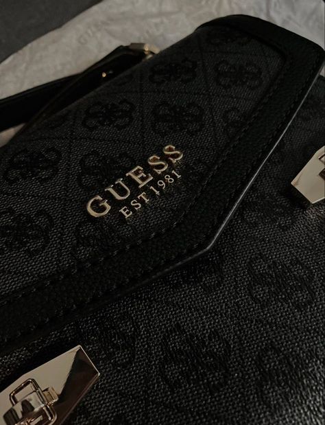 Guess Handbags Outfit, Guess Bags Aesthetic, Guess Bag Outfit, Guess Bags Handbags, Guess Aesthetic, Grunge Diy, Guess Tote Bag, Usa Outfits, Aesthetic Amazon