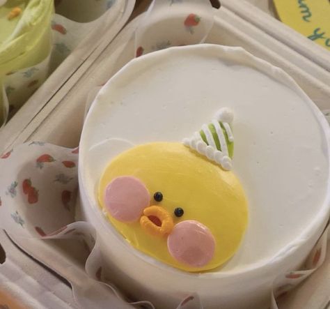 Duck Birthday Party Decorations, Duck Bento Cake, Duck Cakes Birthday, Chicken Cakes Birthday, Chicken Cake Design, Duck Cake Ideas, Cute Duck Cake, Korean Bento Cake, Duck Birthday Cake