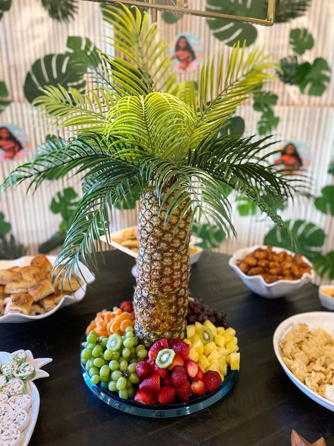 Fruit Palm Tree Display, Palm Tree Fruit Display, Hawaii Party Ideas Food, Pineapple Palm Tree Fruit Tray, Pineapple Centerpiece Ideas Diy, Jungle Theme Fruit Tray, Luau Fruit Tray, Luau Party Table Decorations, Jungle Fruit Tray