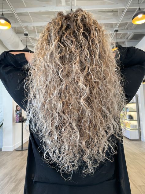 Long Blonde Curly Hair With Dark Roots Curly Blonde Hair Dark Roots, Shadow Root Blonde Curly Hair, Root Smudge Blonde Curly Hair, Blonde Curls Dark Roots, Big Curly Blonde Hair, Blond Big Curly Hair, Shadow Root Blonde, Long Blonde Curly Hair, Shadow Root