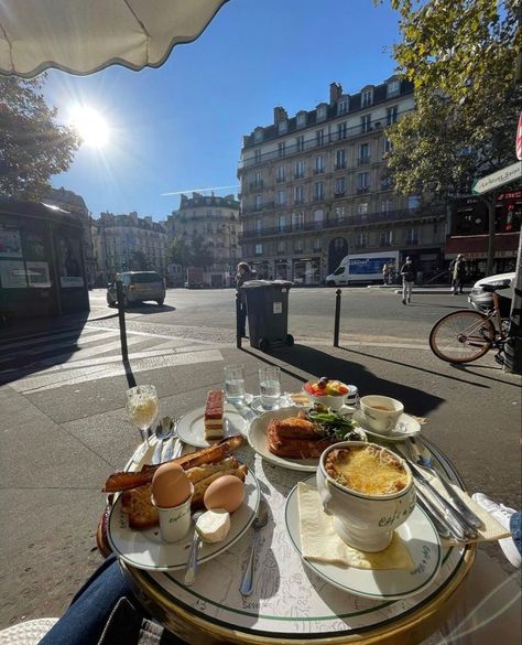 Parisian Coffee Shop, Pastries Breakfast, Morning Aesthetics, Parisian Breakfast, Breakfast In Paris, Paris Breakfast, Jupiter Moons, Parisienne Style, Parisian Aesthetic