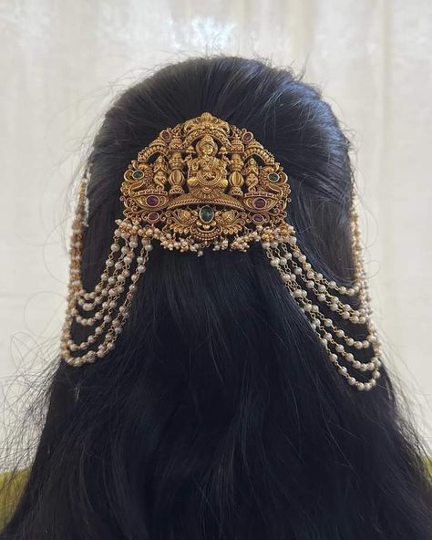 Gold Side Hair Pins Indian, Indian Hair Ornaments, Desi Hair Accessories, Bridal Gold Jewellery Indian, Wedding Jada, Hair Jewelry Indian, Hair Accessories Traditional, Jewelry Indian Traditional, Traditional Gold Jewellery