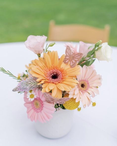 Daisy Flower Boho Birthday, Boho Daisy Birthday Centerpieces, Birthday Party Flower Theme Centerpieces, First Birthday Flower Arrangements, Pink Daisy Centerpieces, Pastel Flower Themed Birthday Party, Butterfly And Flower Theme Party, Groovy Floral Centerpiece, Daisy First Birthday Centerpieces