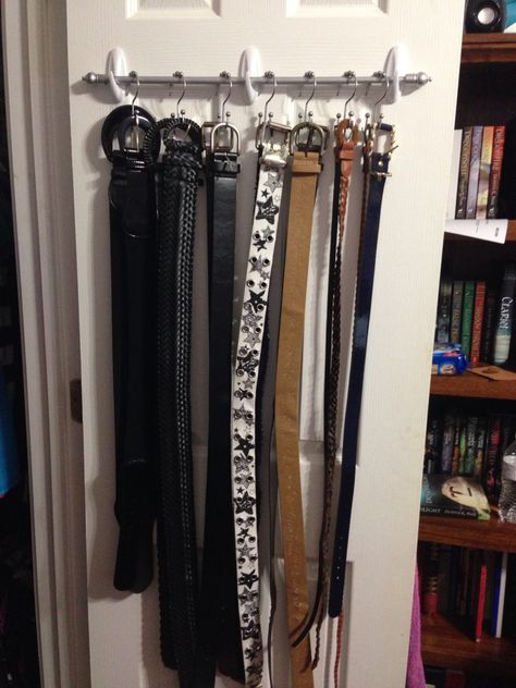 Belt organizer/hanger made using a small curtain rod, command hooks, and double shower hooks. Belt Holder Ideas, Belt Organizer Ideas, Belt Hanger Ideas Diy, Belt Hanging Ideas, Diy Belt Hanger, Diy Belt Organizer, Belts Organizing Ideas, How To Store Belts, Jewelry Hanger Diy