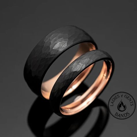 4mm/8mm Hammered Obsidian Rose Gold Tungsten Wedding Ring Set His and Hers, Black Hammered wedding band set - Etsy Brasil Wax Seal Ring, Hammered Wedding Band, Wedding Rings Sets His And Hers, Hammered Wedding Bands, Beautiful Wedding Bands, Rose Gold Tungsten, Ring Boxes, Tungsten Wedding Rings, Tungsten Wedding Bands