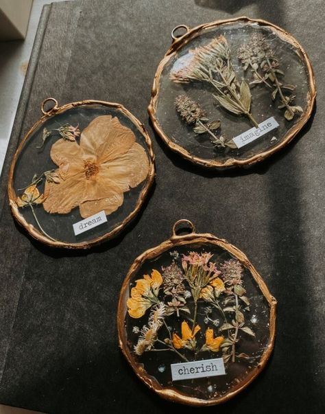 Dried Flower Ornaments Diy, Dried Flower Crafts To Sell, Dried Flower Magnets, Dried Fruit Crafts, Dried Flower Ornament Diy, Pressed Flower Projects, Crafts With Dried Flowers, Diy Nature Crafts, Pressed Flower Christmas