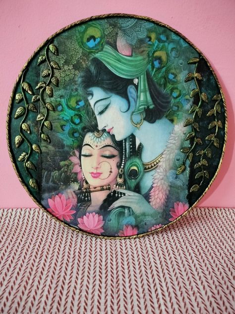 Radha Krishna decoupage art Radha Krishna Lippan Art, Art With Clay, Circular Canvas Painting, Circular Canvas, Ganesh Art Paintings, Dark Paintings, Paper Cutout Art, Lippan Art, Inspiration Painting