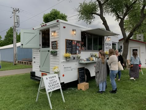 Coffe Trucks Idea, Cafe On Wheels, Acai Truck, Coffee Truck Aesthetic, Bakery Food Truck Ideas, Bakery Food Truck, Coffee Bus, Farm Market Ideas, Drive Thru Coffee