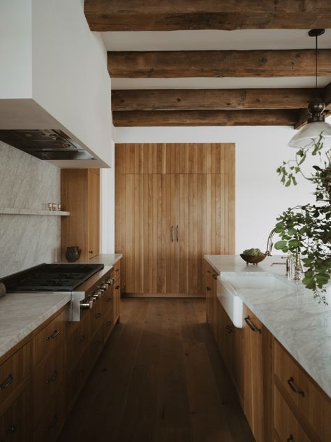 Rustic and Refined Meet at a Sophisticated Texas Ranch – Frederic Magazine Whiskey Room, Dwell Magazine, Light And Dwell, Texas Ranch, Steel Windows, Modern Ranch, Stone Kitchen, Room Screen, Wood And Marble