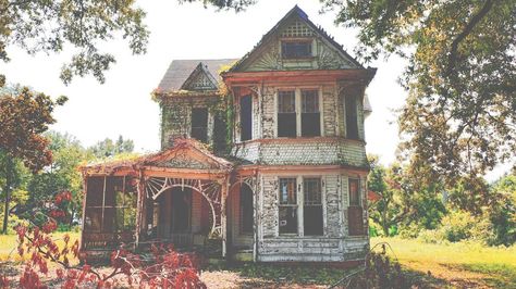 Southern Gothic House, Southern Gothic Literature, Southern Gothic Aesthetic, Autumn Witch, American Gothic, Southern Gothic, World Of Darkness, Gothic Aesthetic, Witch House