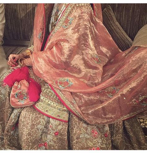 Gorgeous bride by kamiar rokni Dholki Ideas, Kamiar Rokni, Bridal Mehndi Dresses, Shadi Dresses, Nikkah Dress, Pakistani Couture, Desi Clothes, Pakistani Bridal Dresses, Pakistani Bridal Wear