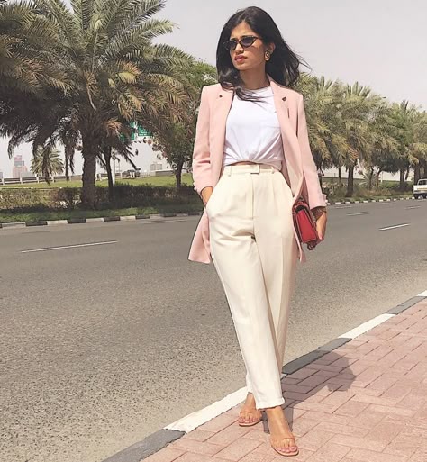 Paste pink blazer + white top + cream trousers Light Pink Blazer Outfit Work, Light Beige Blazer Outfit, Pink And Cream Outfit, Pink Blazer Outfit Work, White Tan Outfit, Pink And Beige Outfit, Nude Blazer Outfit, Pink Pants Outfit Work, Light Pink Blazer Outfit