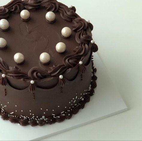 Bolo Vintage, Teacher Cakes, Chocolate Truffle Cake, Chocolate Cake Designs, Elegant Birthday Cakes, Chocolate Cake Decoration, Mini Cakes Birthday, Birthday Cake Chocolate, Creative Birthday Cakes