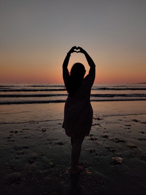 Beach Pics For Chubby, Plus Size Beach Photoshoot Poses, Beach Poses For Chubby Women, Chubby Beach Pose, Pose In Beach, Morning Beach Pictures, Plus Size Beach Photoshoot, Sunrise Poses, Sunset Beach Photoshoot