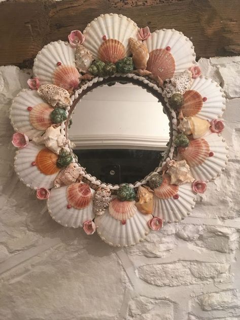 Diy Clam Shell Crafts, Shell Mirror Ideas, Diys With Seashells, Diy Sea Shell Crafts Seashell Art, Sea Shell Diy Crafts, Sea Shells Art, Sea Shell Crafts Diy Decor, Diy Sea Shell Crafts, Shell Diy Crafts