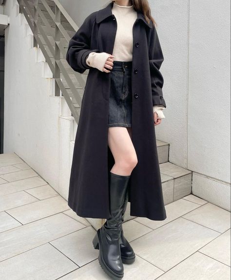 Black Coat Outfit Winter, Long Black Coat Outfit, Coat With Skirt, Overcoat Outfit, Korean Coat, Korean Boots, Black Coat Outfit, Outfit Female, Black Coats