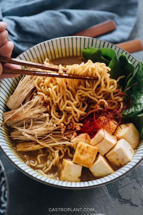 Vegan Curry Ramen features rich, fragrant Japanese-inspired curry broth. Includes roasted tofu, enoki mushrooms, and fresh spinach. Takes just 30 minutes. Vegan Curry Ramen, Food Dressing, Ramen Vegan, Tofu Ramen, Curry Broth, Enoki Mushrooms, Curry Ramen, Breakfast Appetizers, Chinese Recipe