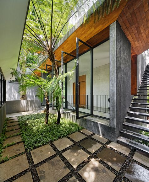 House of Inside and Outside by Tamara Wibowo Architects Outside House, Small Courtyard, Modern Tropical House, Small Courtyard Gardens, Courtyard Gardens Design, Exterior Design Ideas, Courtyard Design, Tropical Architecture, Small Courtyards