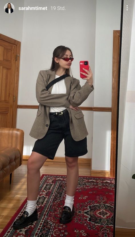 Tailored Bermuda Shorts, Oversized Blazer Outfit Summer, Black Bermuda Shorts Outfit, Short Sleeve Blazer Outfit, New Era Outfit, Loafers Outfit, Black Leather Shorts, Shorts Outfits Women, Weird Fashion