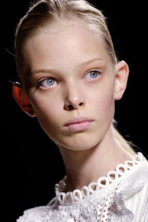 It was 14 year-old Tanya Dziahileva that caught all the eyes at that S/S 06 show. Her wide lips, big ears, huge blue eyes and small nose were food for discussion immediately. Tanya Dziahileva, Portraits Female, Model Profile, Small Nose, Big Ears, Baby Faces, Model Profiles, Beauty Goals, Aspiring Artist