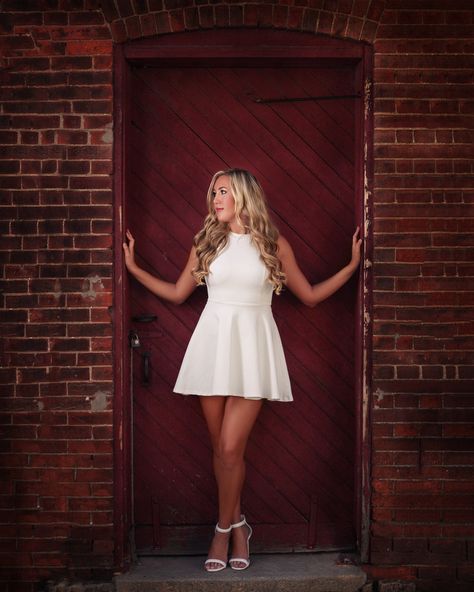 Photo Shoots For Women, Senior Portrait Poses Studio, Formal Picture Poses Single, Senior Photo Session Ideas, Standing Poses Senior Pictures, Womens Photoshoot Poses, Brick Building Photoshoot, Senior Picture Portraits, Sr Picture Outfits