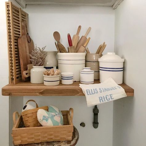 Crock Decor, Store Moodboard, Kitchen Open Shelves, Farmhouse Pantry, Hutch Decor, Easy Room Decor, House Of Dreams, Shelves Ideas, Kitchen Open