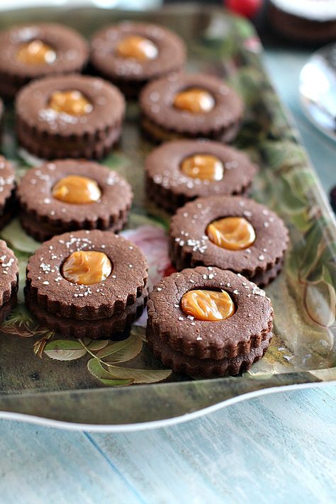 Chocolate Linzer Cookies topped with sea salt and filled with Dulce de Leche, sweet blackberry jam and flavorful raspberry jam. Easy Linzer Cookies Recipe, Cake Ideas Chocolate, Nutella Ice Cream Recipe, Chocolate Cake Ideas, Linzer Cookie, Linzer Cookies Recipe, Nutella Ice Cream, Linzer Cookies, Savory Meals