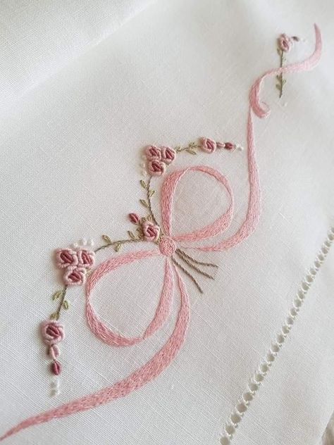 Simple Hand Embroidery Patterns, Embroidery Lessons, Hand Embroidery Patterns Flowers, Diy Embroidery Patterns, Pola Sulam, Baby Embroidery, Hand Embroidery Projects, Hand Embroidery Flowers, Embroidery Flowers Pattern