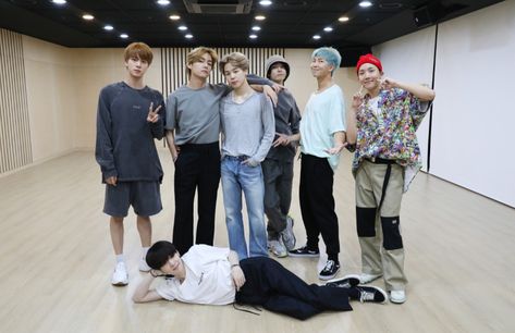 BTS DYNAMITE DANCE PRACTICE Bts Dance Practice, Bts Group Photos, Bts Ot7, Wallpaper Bts, Bts Group, Dance Practice, Black Swan, Bts Members, Boy Scouts