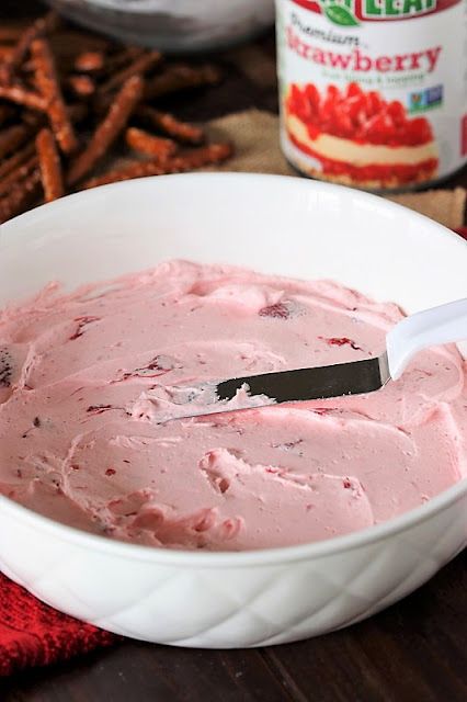 Making Strawberry Pretzel Salad Dip Image Pretzel Salad Dip, Pretzel Dip Recipes, Salad Dip, Fresh Strawberry Recipes, Candied Lemon Peel, Strawberry Pretzel Salad, Pretzel Salad, Strawberry Pretzel, Love At First Bite