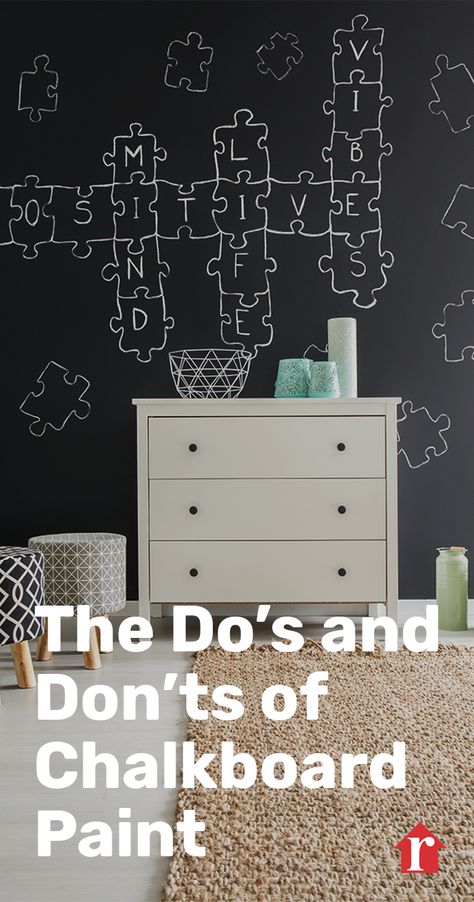 Chalkboard paint tips & tricks: There’s a method to applying chalkboard paint that will make your walls look their best. Make sure to heed these do’s and don’ts, from what surface to paint to how long you should wait between coats to which kind of chalk to use once it’s good to go. Chalk Paint Wall, Chalkboard Paint Ideas, Chalkboard Paint Wall, Diy Home Improvement Hacks, Paint It Black, Chalk Wall, Paint Tips, Things To Do At Home, Diy Chalkboard