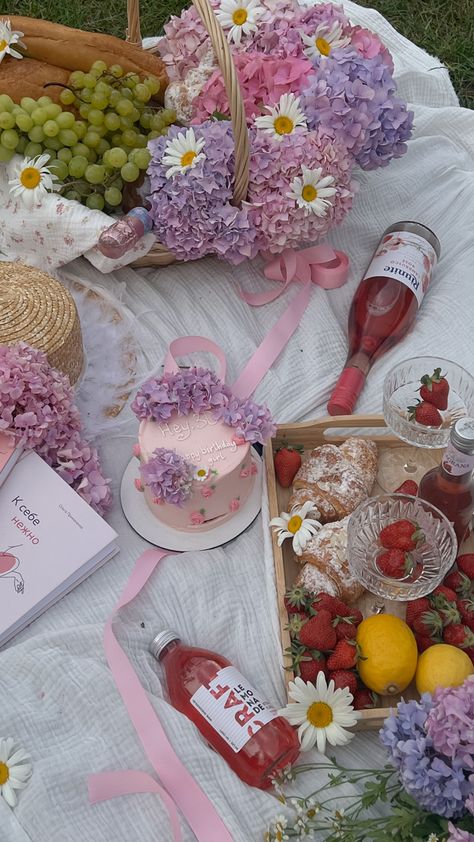 Happy birthday aesthetic May Birthday Aesthetic, Picnic Food Ideas Aesthetic, Princess Picnic, Happy Birthday Aesthetic, Bday Picnic, Picnic Inspo, 20 Birthday Cake, 20 Birthday, Birthday Aesthetic