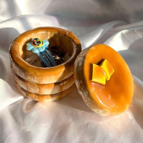 Pancake Jewelry Holder, Realistic Ceramic Food, Clay Food Sculpture Ceramics, Ceramics Food Project Ideas, Food Ceramics, Pancake Box, Pottery Food, Clay Trinkets, Ceramic Food