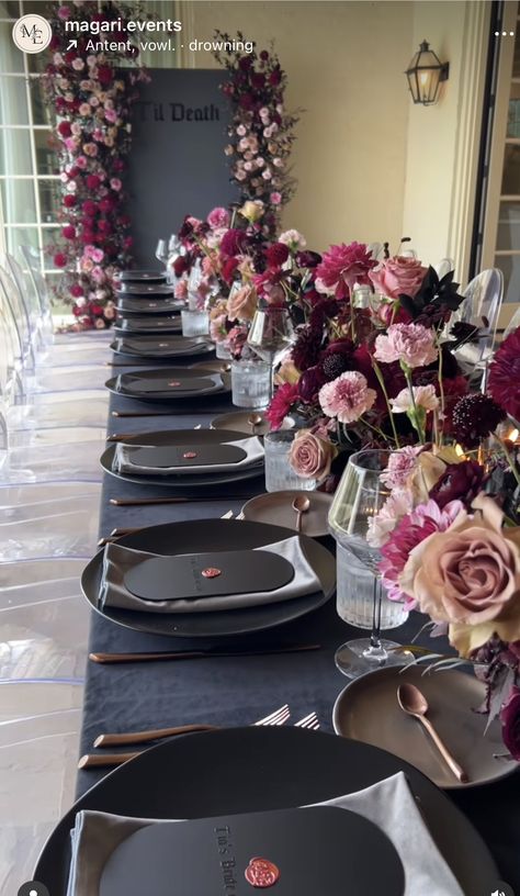 Black Tablecloth Pink Flowers, Black Brunch Decor, Black And Blush Wedding Decor Centerpiece Ideas, 40th Birthday Menu Ideas, Bridal Shower Dark Theme, Dark And Moody Bridal Shower Ideas, Black And Pink Dinner Party, Birthday Brunch Ideas Decorations Table Settings, Moody Party Decor