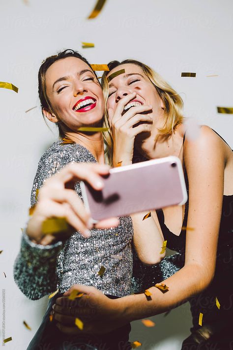 Party Lifestyle Photography, Taking A Photo Pose Reference, New Year Shoot, New Year Celebration Photography, Two Women Photoshoot Ideas, Party Photos Friends, Women Laughing Together, Celebrate Photoshoot, Party Photo Poses